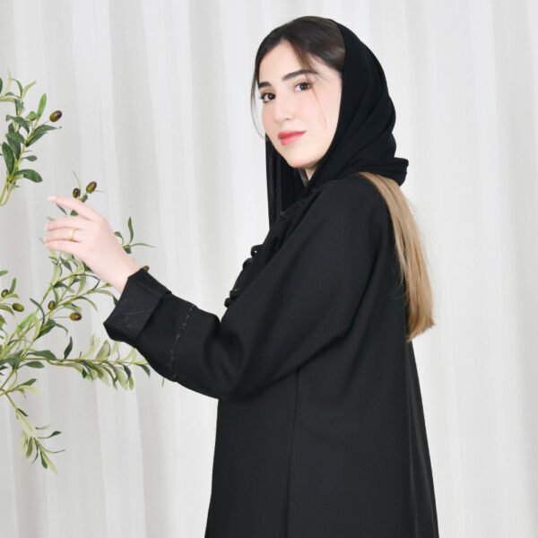 عباية سوداء لف بتصميم مزدوج القماش مزينة بقطان الفصوص وكسرات جانبية أنيقة - Image 4