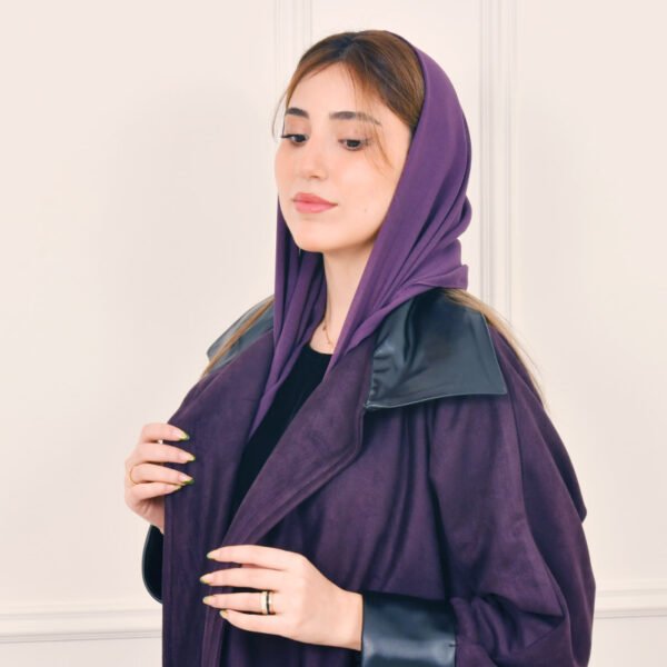 عباية شتوية كاجوال من الشاموا الأرجواني بتفاصيل جلد أسود على الياقة والأكمام - Image 4