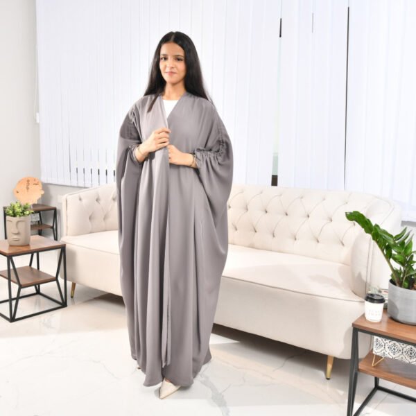 عباية لف رمادي فاتح من قماش حريري بارد لصيف وأكمام مزينة بزخارف طولية - Image 4
