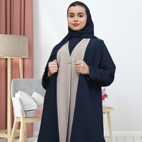 عباية بناتية عملية وأنيقة باللون الكحلي الداكن مع تفاصيل تداخل باللون البيج - Image 3