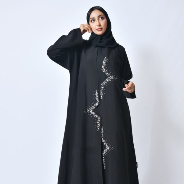عباية لف سوداء بتصميم حواف غير مستوية وزينة كريستال أبيض بنقشة نجوم جذابة - Image 2
