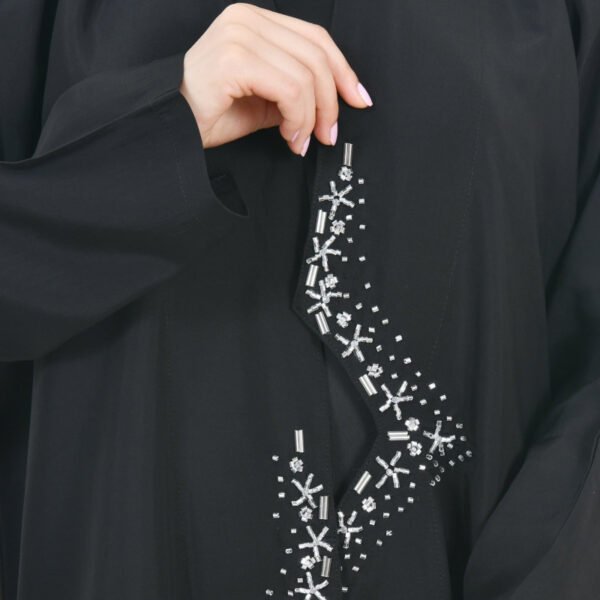 عباية لف سوداء بتصميم حواف غير مستوية وزينة كريستال أبيض بنقشة نجوم جذابة - Image 3