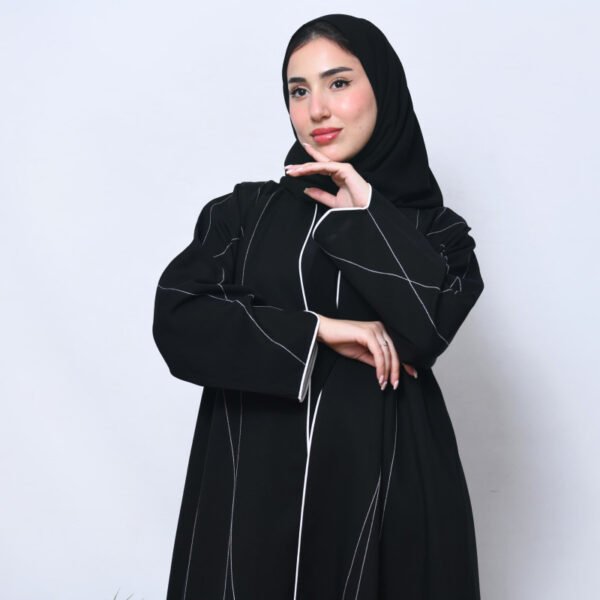 عباية لف سوداء بتطريز أبيض طولي وزينة قيطان أنيقة على الأطراف والأكمام - Image 2