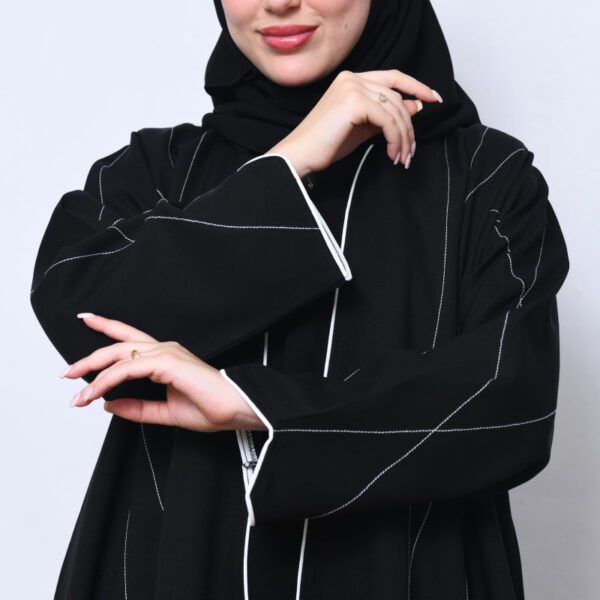 عباية لف سوداء بتطريز أبيض طولي وزينة قيطان أنيقة على الأطراف والأكمام - Image 3