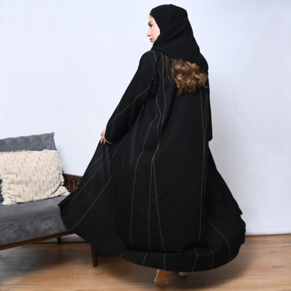 عباية لف سوداء بتطريز أبيض طولي وزينة قيطان أنيقة على الأطراف والأكمام - Image 4