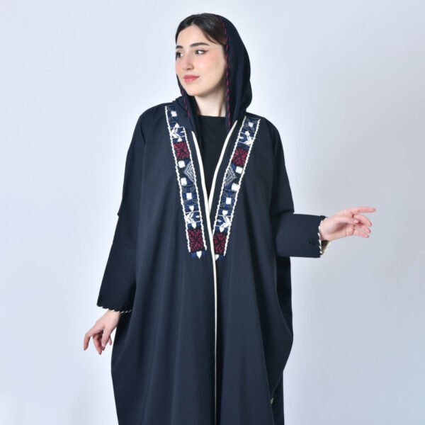 عباية لف كحلية بنصف بشت مزينة بتطريز وشك يدوي أنيق على جانبي العباية - Image 2