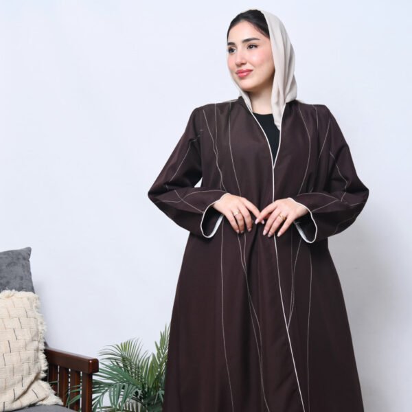 عباية لف بني داكن بتطريز أبيض طولي وزينة قيطان أنيقة على الأطراف والأكمام - Image 4