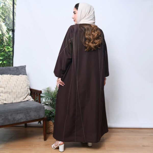 عباية لف بني داكن بتطريز أبيض طولي وزينة قيطان أنيقة على الأطراف والأكمام - Image 3