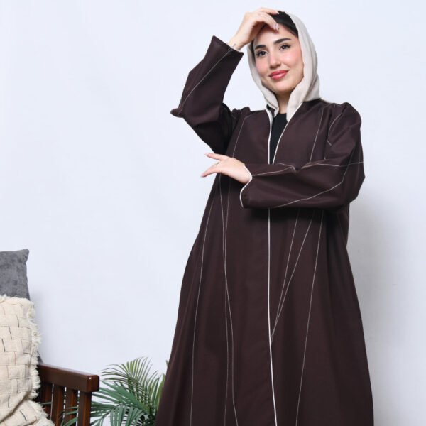 عباية لف بني داكن بتطريز أبيض طولي وزينة قيطان أنيقة على الأطراف والأكمام - Image 2